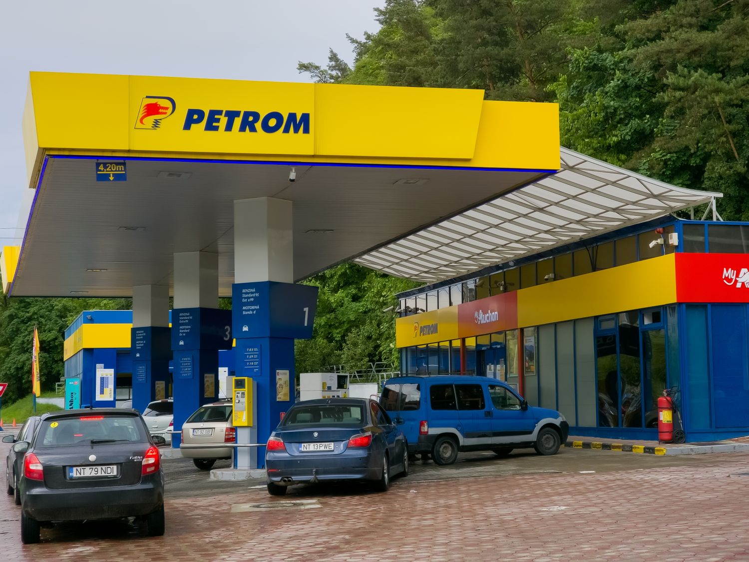 Prețurile carburanților cresc din nou, în ciuda ieftinirii petrolului Prețul benzinei și motorinei a crescut din nou marți dimineață în benzinăriile din România, marcând o nouă scumpire pentru șoferi