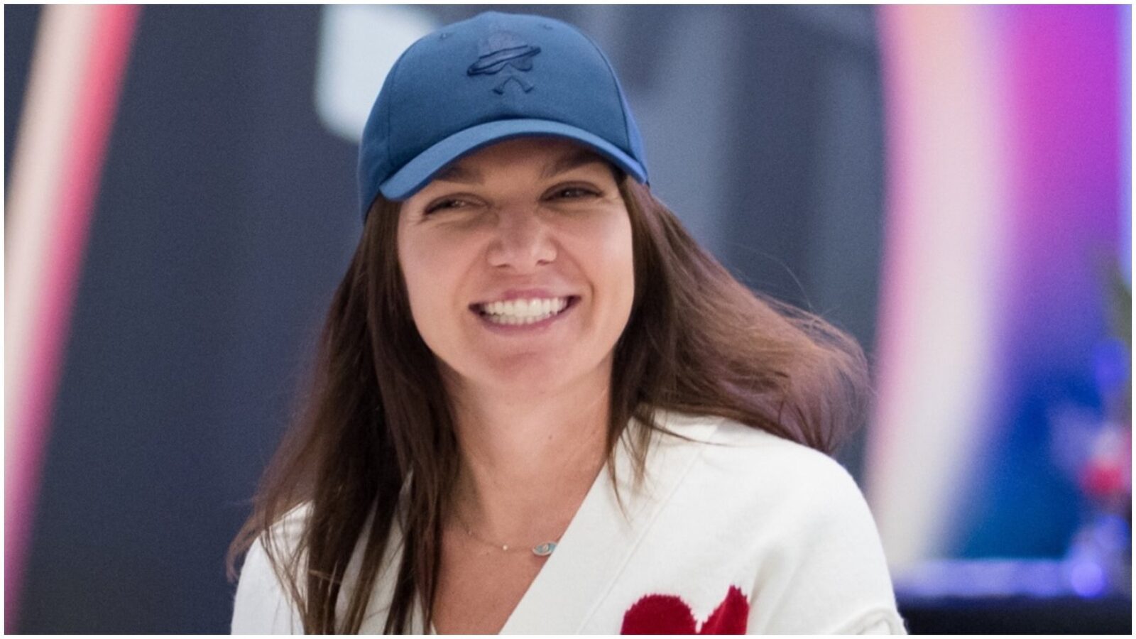 Schimbare de look pentru Simona Halep: Fosta tenismenă surprinde cu o nouă transformare Simona Halep, fosta numărul unu mondial în tenisul feminin, a revenit în atenția publicului cu o schimbare de look
