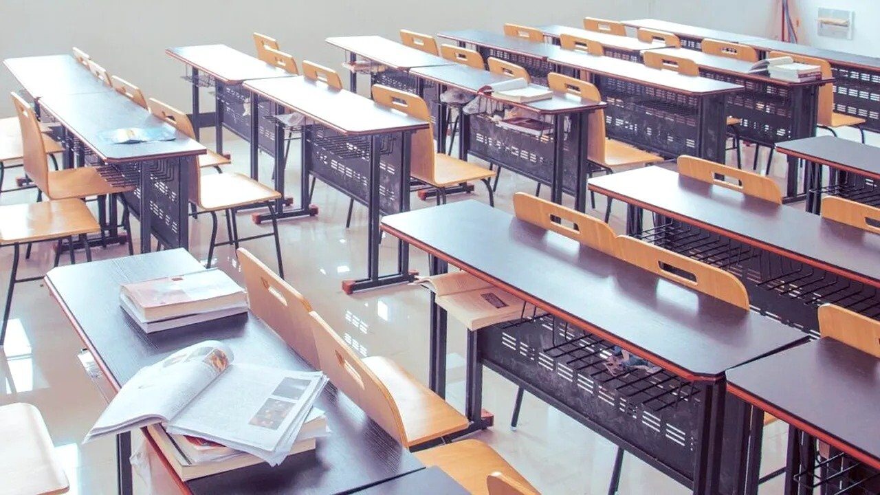 Peste 145.000 de elevi au susținut luni simularea Evaluării Naționale Aproximativ 145.200 de elevi de clasa a VIII-a au participat luni la simularea probei de limba și literatura română, aceasta desfășurându-se în 4.545 de școli din țară, reprezentând 97,8% din unitățile de învățământ cu nivel gimnazial