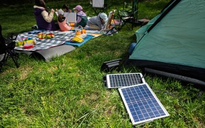 Kit fotovoltaic portabil la un preț redus, ideal pentru ieșiri în natură sau pene de curent Un sistem fotovoltaic portabil, ideal pentru cei care caută soluții alternative de alimentare cu energie electrică, este disponibil la Dedeman