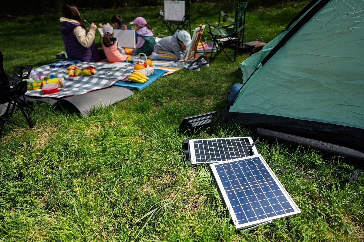 Kit fotovoltaic portabil la un preț redus, ideal pentru ieșiri în natură sau pene de curent Un sistem fotovoltaic portabil, ideal pentru cei care caută soluții alternative de alimentare cu energie electrică, este disponibil la Dedeman