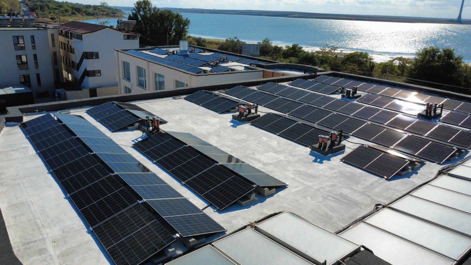 Afacerile românești se orientează spre energia solară pentru a reduce costurile Companiile din România adoptă tot mai mult sistemele fotovoltaice industriale ca soluție pentru diminuarea facturilor la energie electrică
