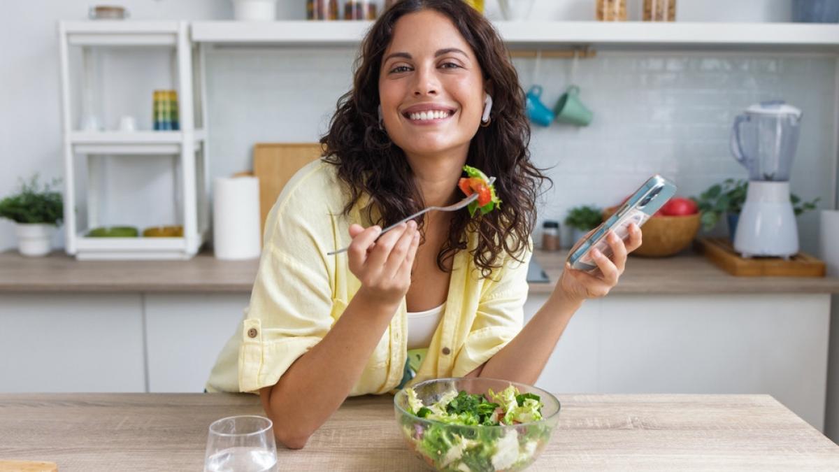 Slăbitul vegan: cum să alegi alimente care te ajută să pierzi în greutate Multe persoane asociază slăbirea cu restricții alimentare severe și mese fără gust