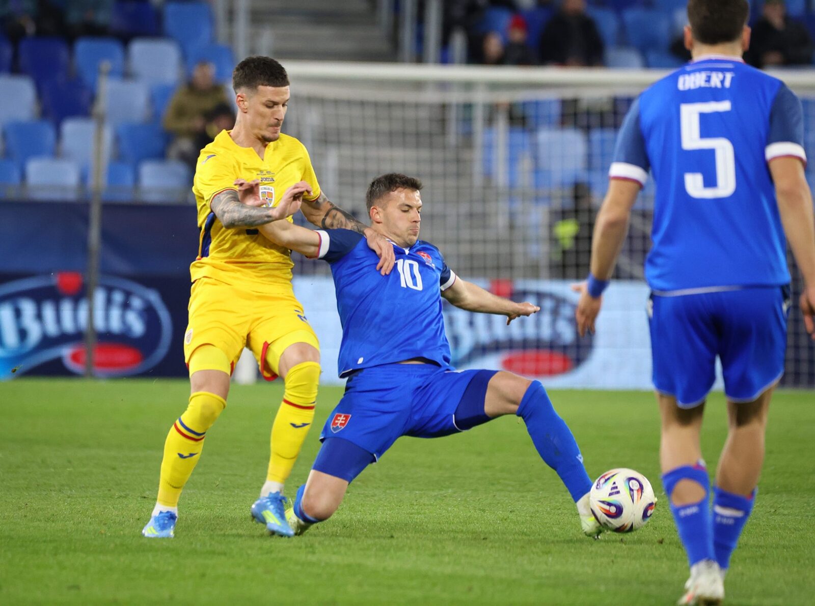 Eșecul României cu Slovacia: O înfrângere cu gust amar Echipa națională de fotbal a României a suferit o înfrângere în fața Slovaciei, un rezultat care vine într-un context complicat pentru „tricolori”