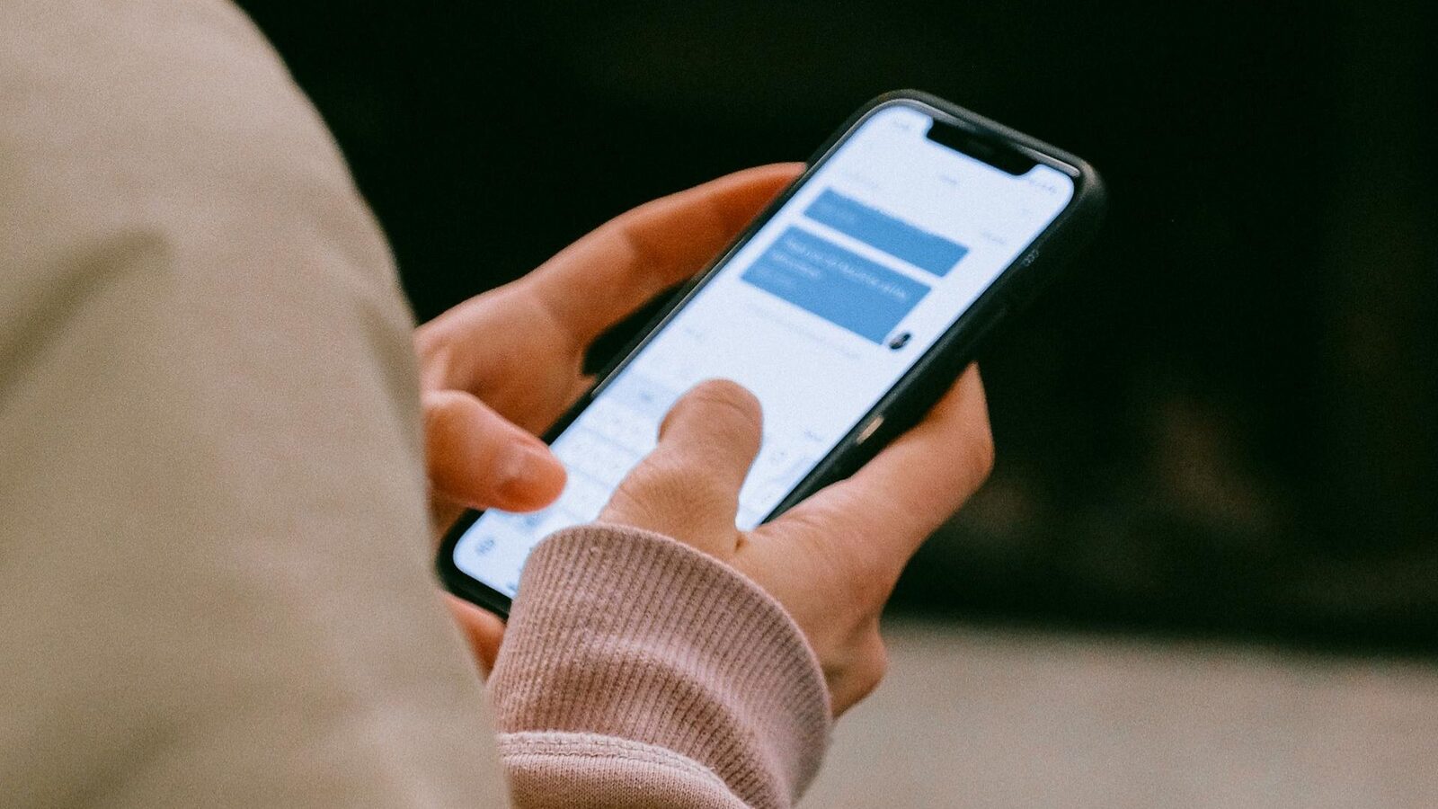 Escrocherie prin SMS: Doi bărbați din Ilfov, prinși după ce au păcălit giurgiuveni Doi bărbați din județul Ilfov au fost supuși unor percheziții domiciliare în urma unei anchete privind o escrocherie prin SMS
