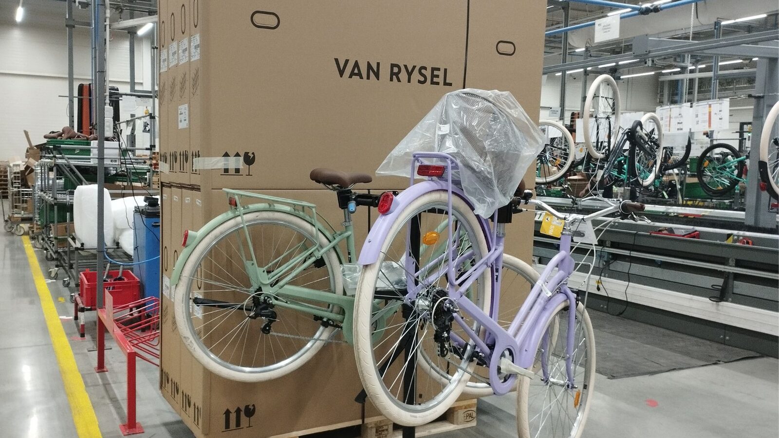 Fabrica de biciclete din Timișoara domină producția națională Fabrica „Sport Mechanical Workshop” (SMW) din Timișoara este principalul producător de biciclete pentru magazinele Decathlon din România, acoperind peste jumătate din producția internă