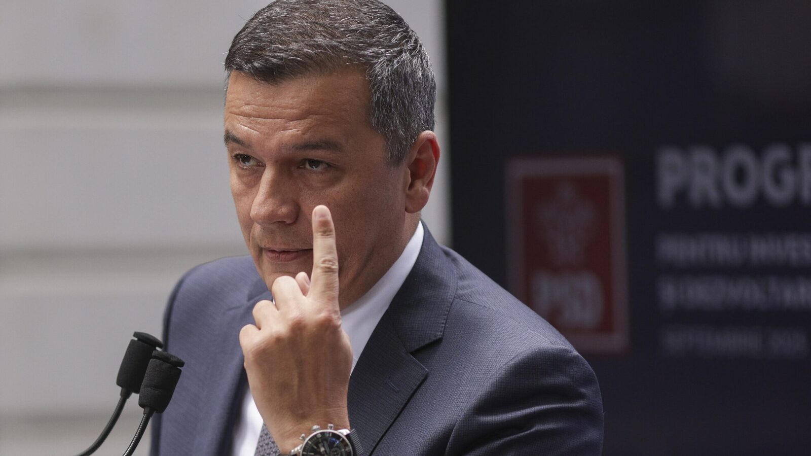 Grindeanu atacă dur politicile fiscale ale lui Bolojan, sugerând tensiuni în coaliție Președintele PSD, Sorin Grindeanu, a criticat vehement măsurile fiscale promovate de premierul Ilie Bolojan, acuzându-l că a favorizat companiile mari în detrimentul persoanelor vulnerabile