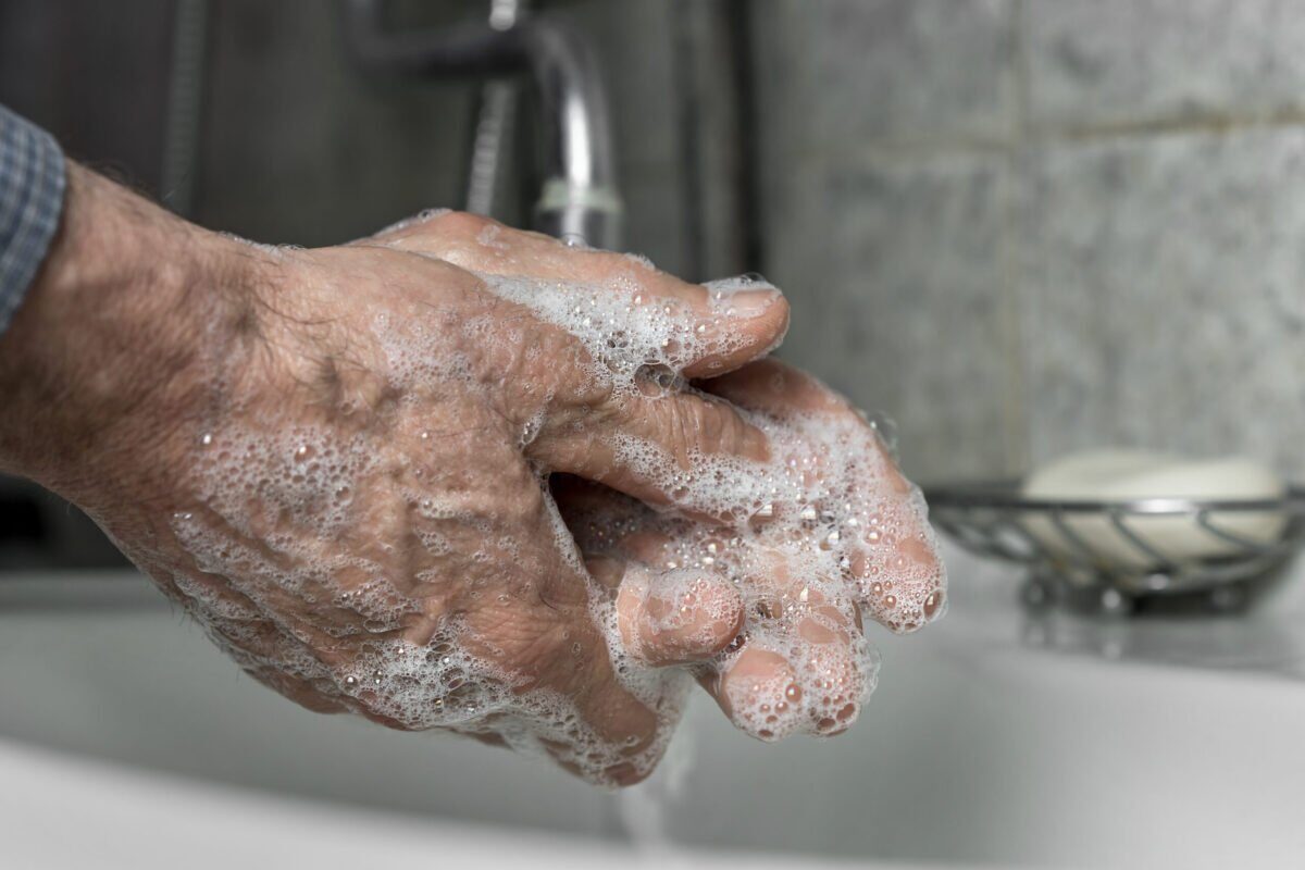 Mirosul de îmbătrânire: un proces natural care începe mai devreme decât crezi Un miros specific, adesea numit „mirosul de bătrân”, începe să se manifeste la mulți oameni în jurul vârstei de 40 de ani