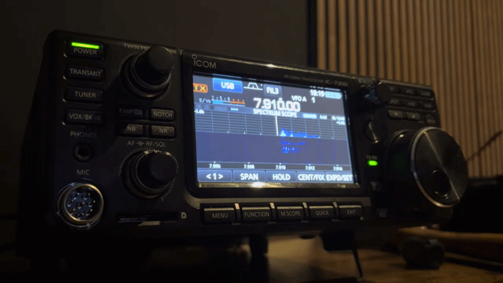 Radioamatorii români, martori la transmisiuni secrete: stații de numere în persană, interceptate și pe TikTok București – O serie de misterioase transmisiuni radio, ce par să conțină mesaje codate rostite în limba persană, au captat atenția radioamatorilor din întreaga lume, inclusiv din România