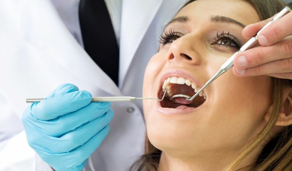 Mai puțin de jumătate dintre români au fost la dentist în ultimul an, arată un nou studiu Un nou sondaj de opinie realizat de compania Kantar, la inițiativa clinicilor Regina Maria Dental, relevă o situație îngrijorătoare în ceea ce privește sănătatea orală a românilor