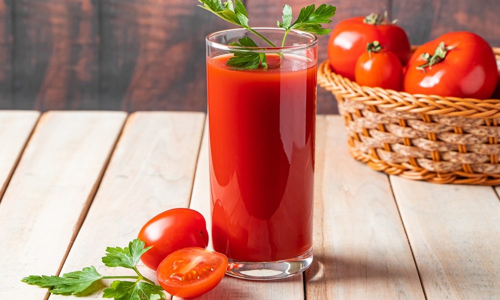 Sucul de roșii, un aliat de nădejde pentru sănătate: De ce este recomandat consumul regulat Sucul de roșii, frecvent ignorat în bucătărie sau considerat simplu ingredient, ascunde o serie de beneficii importante pentru sănătate, susțin experții în nutriție