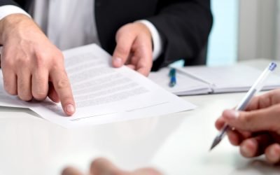 Avertisment pentru români: Semnarea unui contract „în alb” – un risc cu consecințe juridice grave Un contract semnat înainte ca toate clauzele să fie completate, cunoscut sub numele de contract „în alb”, poate ascunde capcane serioase pentru semnatari