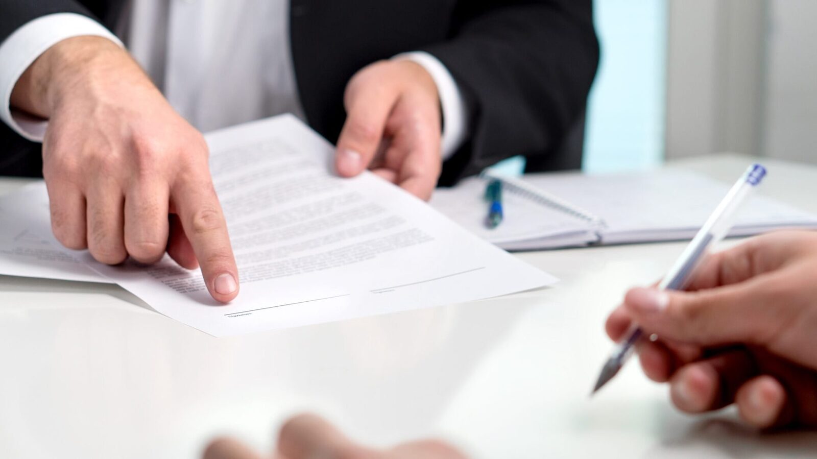 Avertisment pentru români: Semnarea unui contract „în alb” – un risc cu consecințe juridice grave Un contract semnat înainte ca toate clauzele să fie completate, cunoscut sub numele de contract „în alb”, poate ascunde capcane serioase pentru semnatari
