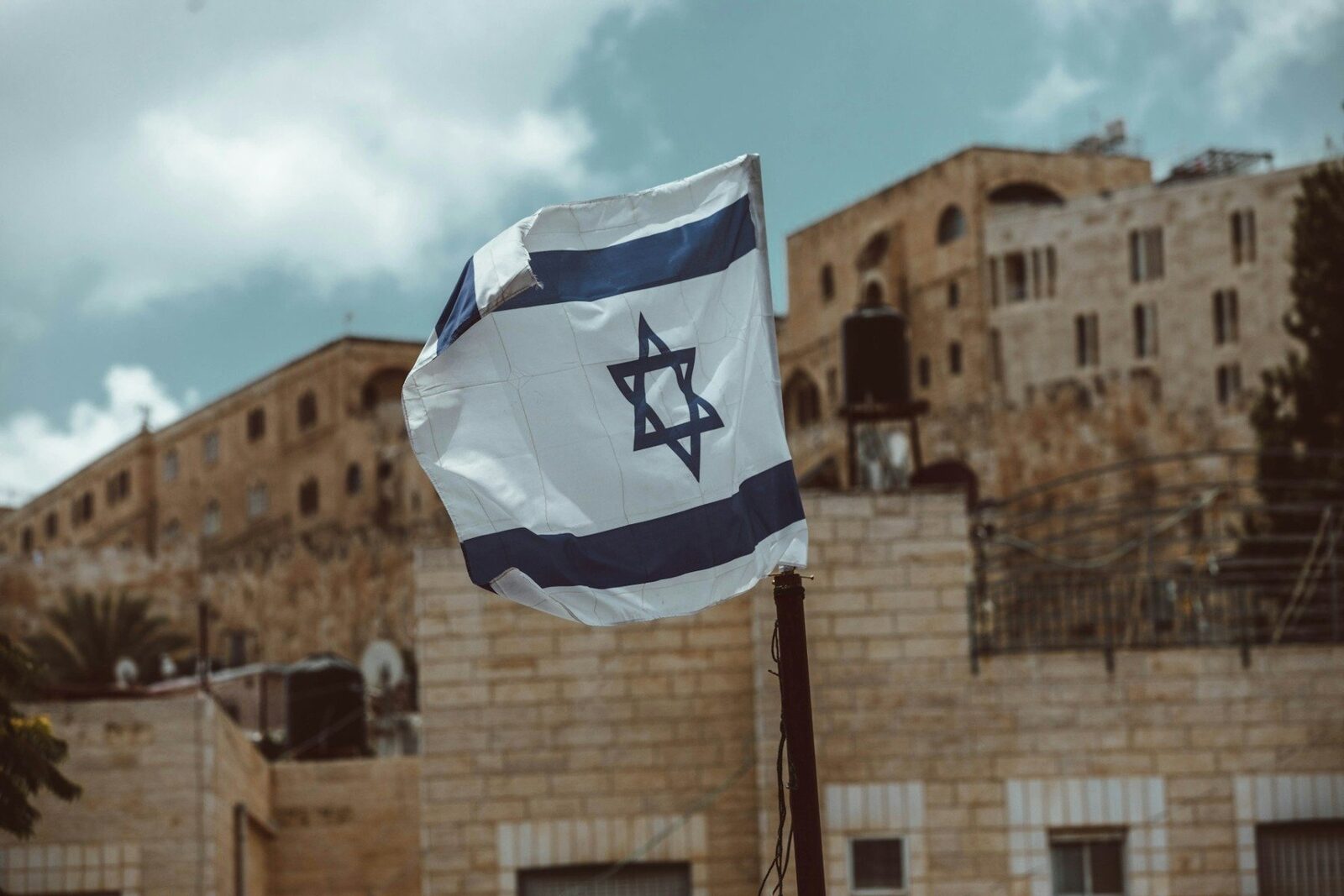 Israelul oprește achizițiile militare din Franța, pe fondul tensiunilor diplomatice Israelul a decis să suspende toate achizițiile de echipamente militare din Franța, ca urmare a ceea ce consideră a fi o poziție ostilă adoptată de Paris