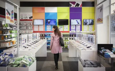 Creșterea prețurilor la telefoanele mobile schimbă dinamica pieței din România Piața telefoanelor mobile din România trece printr-o transformare semnificativă, cu prețurile diviziunilor de bază, medie și high-end crescând cu aproximativ 100 de euro pe segment, în ultimul an