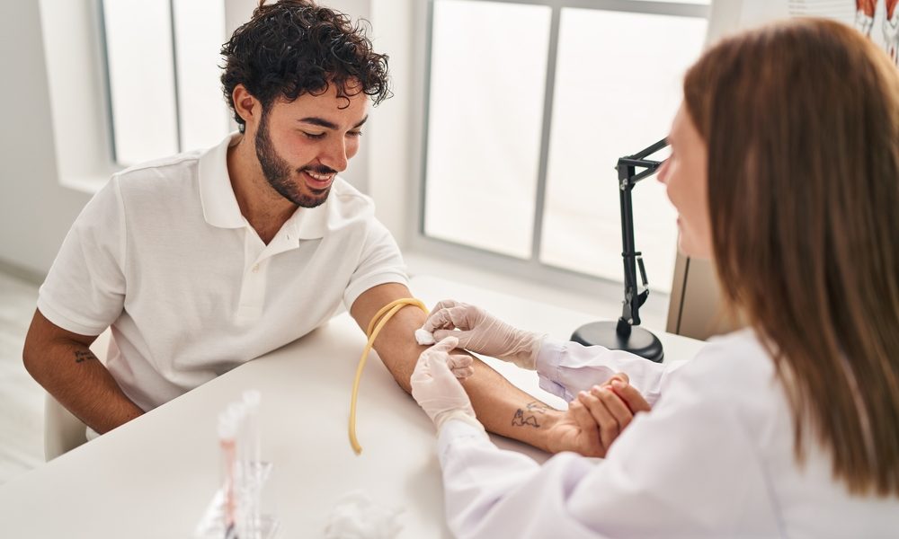 Testul ignorat care ar putea salva vieți: de ce analizele uzuale nu sunt suficiente pentru sănătatea inimii Suferința cardiovasculară rămâne o amenințare majoră la nivel global, iar specialiștii trag un semnal de alarmă: analizele medicale de rutină ar putea să nu ofere o imagine completă a stării de sănătate a inimii