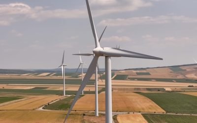 PPC Renewables România investește aproape 30 de milioane de lei într-un sistem de stocare a energiei în județul Tulcea PPC Renewables România, parte a grupului elen PPC și cel mai mare investitor privat în energie regenerabilă din țara noastră, va investi aproape 30 de milioane de lei într-un sistem de stocare a energiei în baterii (BESS) la parcul eolian Topolog din județul Tulcea