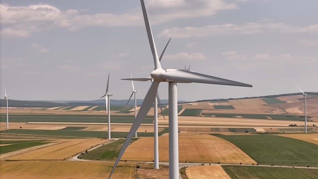 PPC Renewables România investește aproape 30 de milioane de lei într-un sistem de stocare a energiei în județul Tulcea PPC Renewables România, parte a grupului elen PPC și cel mai mare investitor privat în energie regenerabilă din țara noastră, va investi aproape 30 de milioane de lei într-un sistem de stocare a energiei în baterii (BESS) la parcul eolian Topolog din județul Tulcea