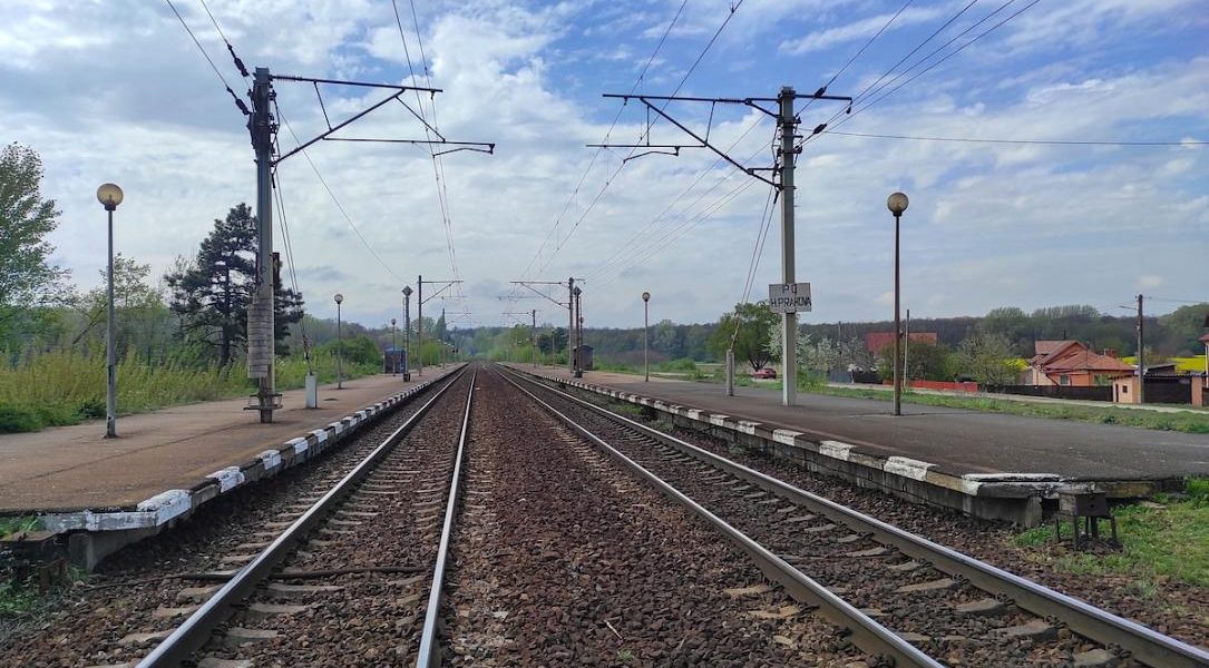 Record de viteză pe calea ferată: Trenul românesc străbate distanța Sighișoara-Simeria în timp record Un tren românesc a stabilit un nou record de viteză pe ruta feroviară Sighișoara-Simeria, parcurgând cei 169 de kilometri în doar 81 de minute