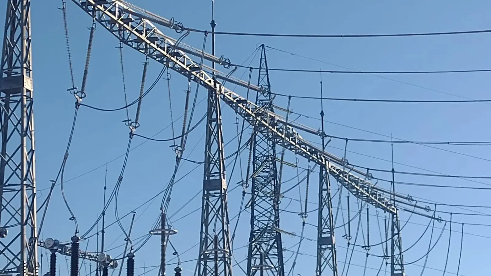Bolojan: Speculațiile din sectorul energetic blochează investițiile și cresc prețurile Premierul Ilie Bolojan a tras un semnal de alarmă cu privire la blocarea investițiilor în sectorul energetic din România, acuzând speculațiile și intervenția unor investitori privați care îngreunează dezvoltarea capacităților de producție