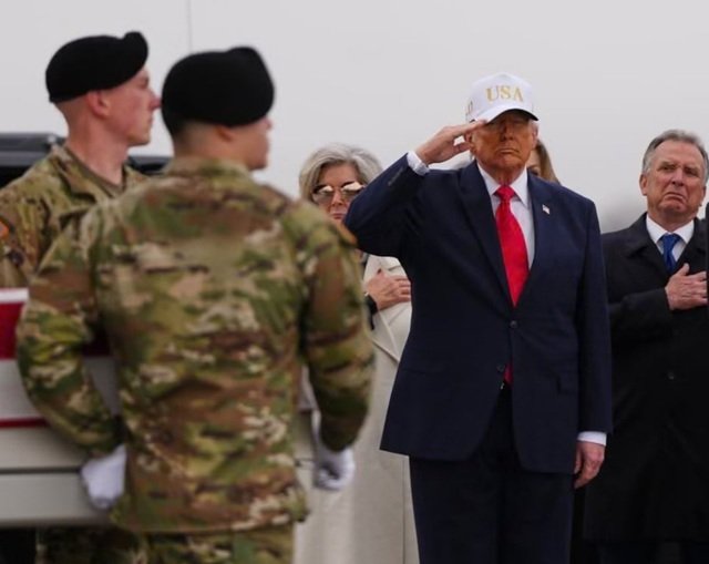 Trump onorează militari morți într-un accident aviatic, în timp ce critică Iranul Președintele american Donald Trump va participa miercuri la o ceremonie solemnă la o bază militară din Delaware, pentru a aduce un omagiu celor șase militari americani care și-au pierdut viața într-un accident aviatic