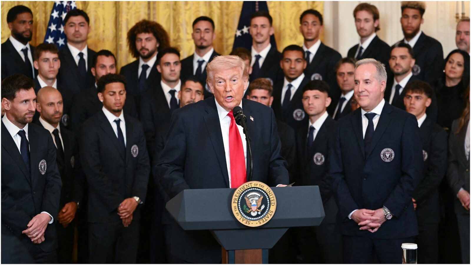 Lionel Messi și Inter Miami, primiți de Donald Trump la Casa Albă Întreaga echipă Inter Miami, inclusiv starul argentinian Lionel Messi, a fost invitată la Casa Albă de către fostul președinte american Donald Trump
