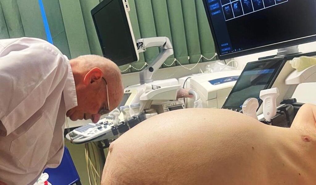 Tumoră gigantă, de 25 de kilograme, extirpată cu succes la Cluj-Napoca O echipă medicală de la Spitalul Clinic Județean de Urgență Cluj-Napoca a realizat o intervenție chirurgicală complexă pentru îndepărtarea unei tumori gigantice, de natură lipomatoasă, de la un pacient în vârstă de 71 de ani