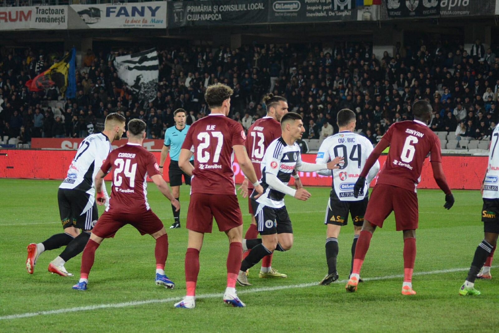 Startul spectaculos al play-off-ului SuperLigii: U Cluj învinge CFR Cluj, iar FC Argeș surprinde la Craiova Play-off-ul SuperLigii României a debutat vineri, 13 martie, cu meciuri pline de suspans și răsturnări de situație