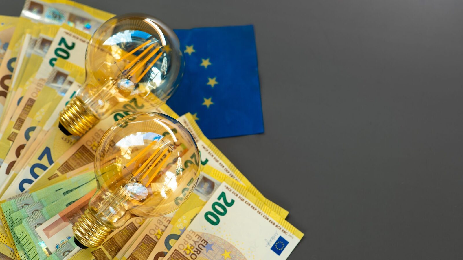 UE caută soluții urgente pentru a reduce costurile energiei, afectând industria europeană Uniunea Europeană analizează măsuri rapide pentru a sprijini companiile afectate de costurile ridicate ale energiei, într-un context marcat de tensiuni geopolitice care au dus la creșterea prețurilor la petrol și gaze