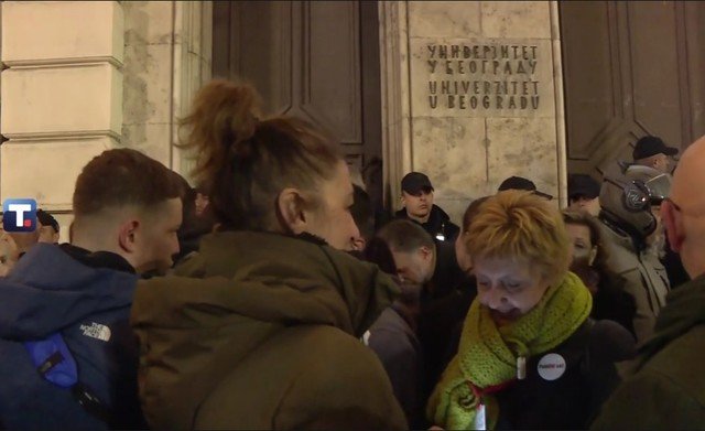Belgrad: Proteste violente între studenți și poliție pe fondul tensiunilor politice Belgrad, Serbia – Sute de studenți sârbi au intrat în conflict cu forțele de ordine marți, în timpul unor proteste declanșate de perchezițiile efectuate de poliție în birourile Universității din Belgrad