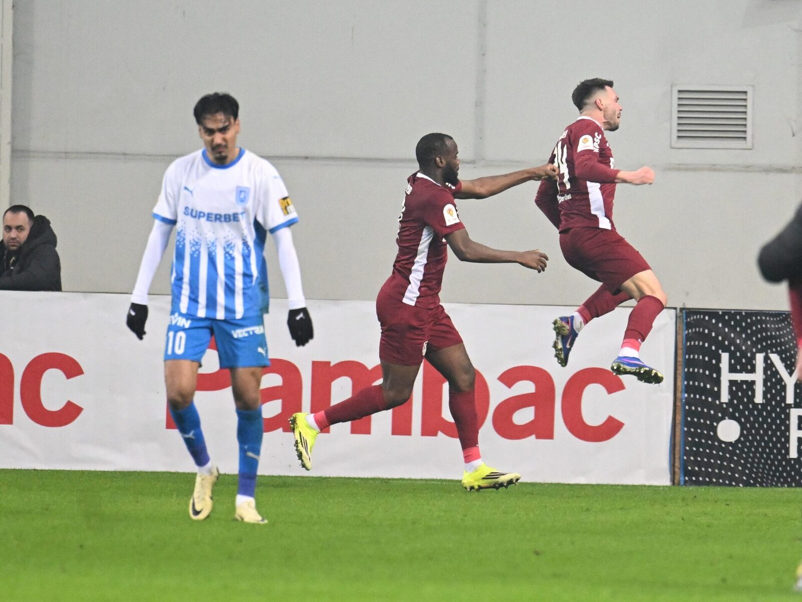 CFR Cluj, eliminată din Cupa României de Universitatea Craiova Universitatea Craiova a învins CFR Cluj cu scorul de 3-1, după prelungiri, în optimile de finală ale Cupei României