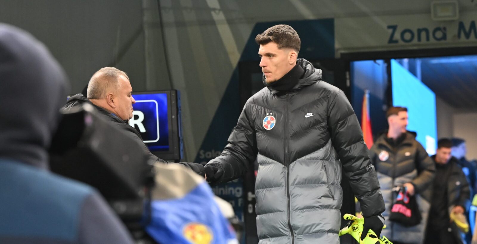 FCSB ratează play-off-ul și stârnește controverse legate de postul de portar FCSB a ratat calificarea în play-off-ul SuperLigii, în ciuda victoriei obținute în fața celor de la UTA Arad, cu scorul de 4-2