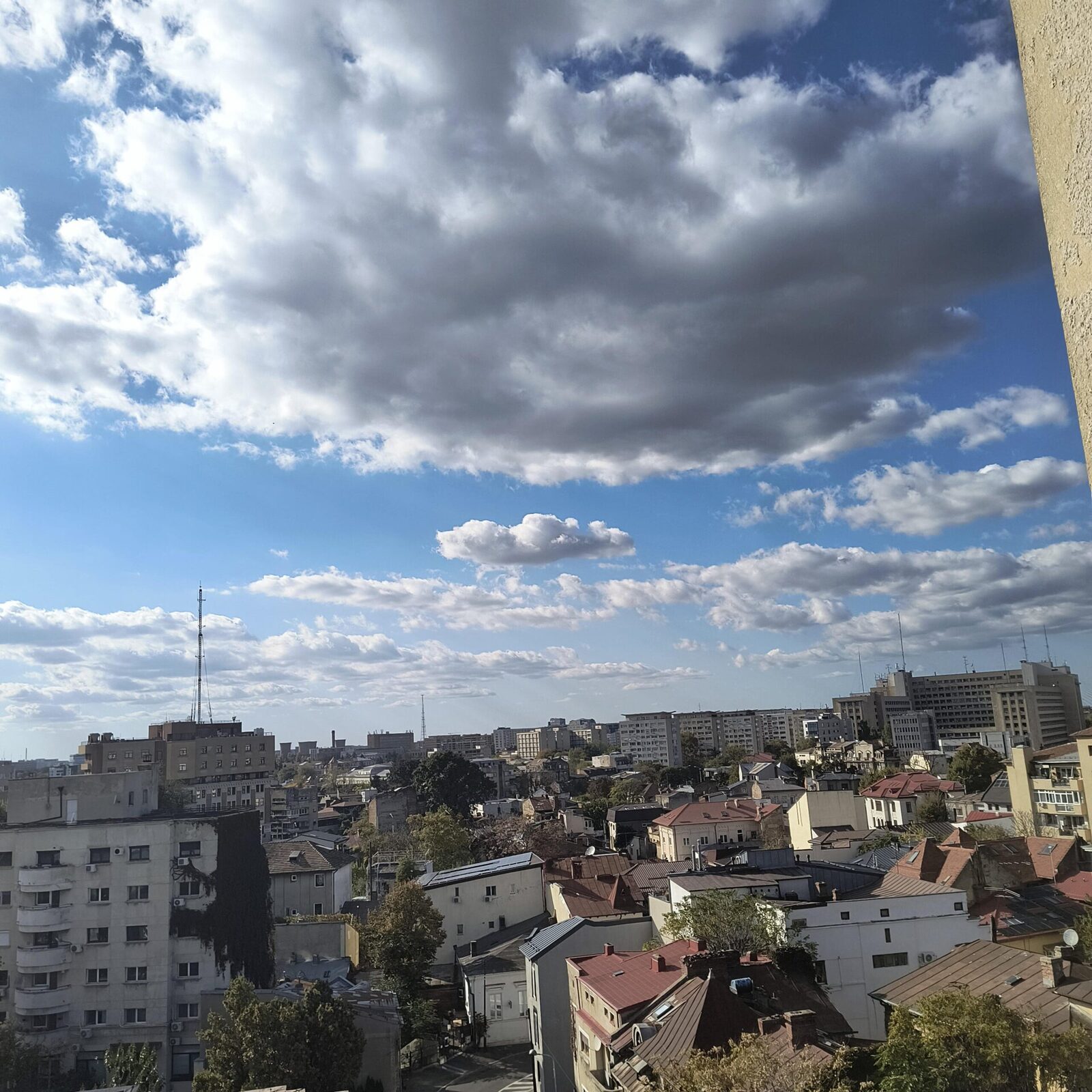 Vremea se menține caldă în București, chiar și în weekend Bucureștenii se pot bucura de vreme caldă și în acest weekend, cu temperaturi peste cele specifice perioadei