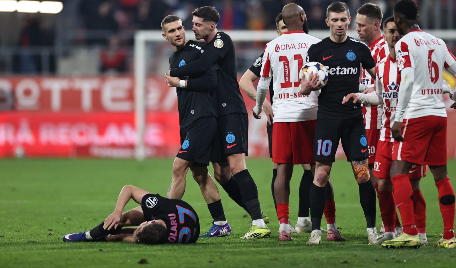 FCSB, eliminată din cursa pentru play-off, a început meciul cu UTA Arad cu un avânt spectaculos, marcând de trei ori în prima repriză