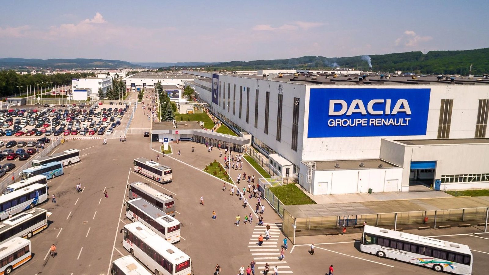 Dacia reduce forța de muncă la Mioveni: Aproximativ 1.200 de angajați vor părăsi compania în 2026 Dacia va reduce efectivele de personal cu aproximativ 1.200 de angajați în 2026, prin plecări voluntare și neprelungirea unor contracte pe perioadă determinată, a confirmat compania