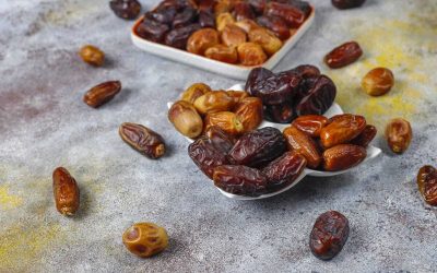 Curmalele deshidratate: gustare dulce cu beneficii nutritive multiple Curmalele deshidratate, cunoscute pentru gustul lor dulce și textura moale, reprezintă o sursă concentrată de energie, fibre și minerale esențiale