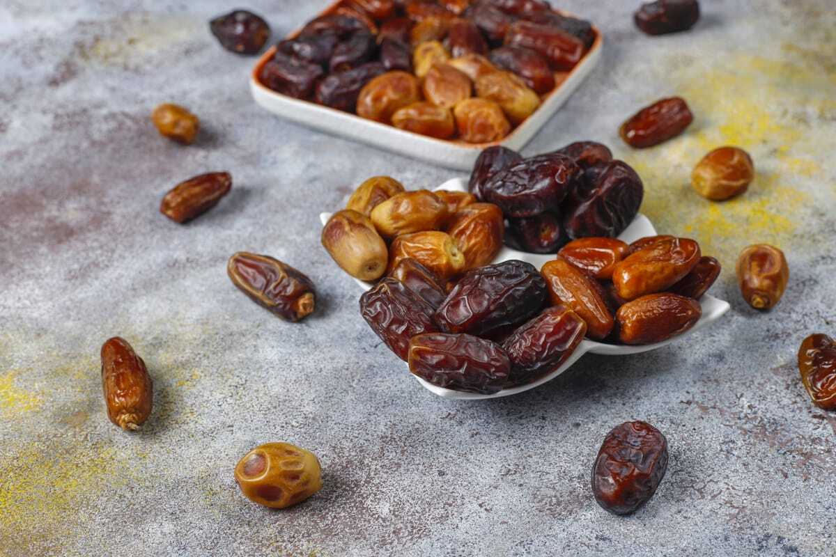Curmalele deshidratate: gustare dulce cu beneficii nutritive multiple Curmalele deshidratate, cunoscute pentru gustul lor dulce și textura moale, reprezintă o sursă concentrată de energie, fibre și minerale esențiale