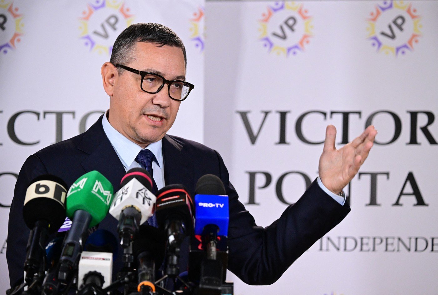 Repatrierea minorilor români din Dubai, blocată de lipsa locurilor și acuzele lui Victor Ponta Operațiunea de repatriere a cetățenilor români din Dubai, pe fondul tensiunilor din Orientul Mijlociu, a generat o controversă majoră