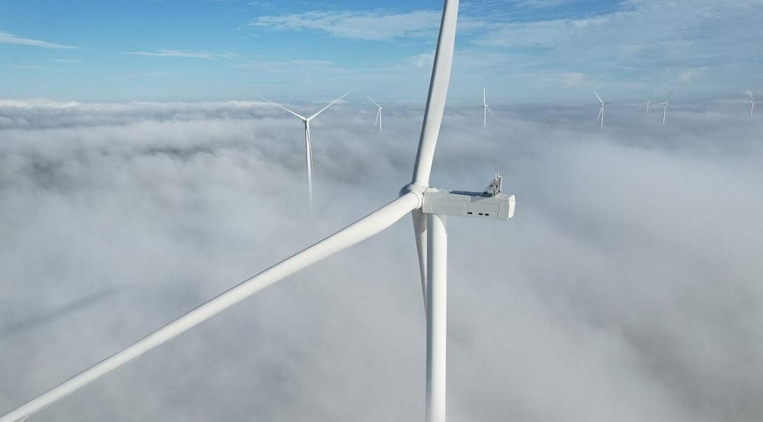 Etem Gestamp Bulgaria cumpără energie regenerabilă de la un parc eolian din România Furnizorul bulgar de componente auto Etem Gestamp va achiziționa energie electrică regenerabilă de la un proiect eolian major din România, în urma semnării unui acord pe termen lung cu Rezolv Energy