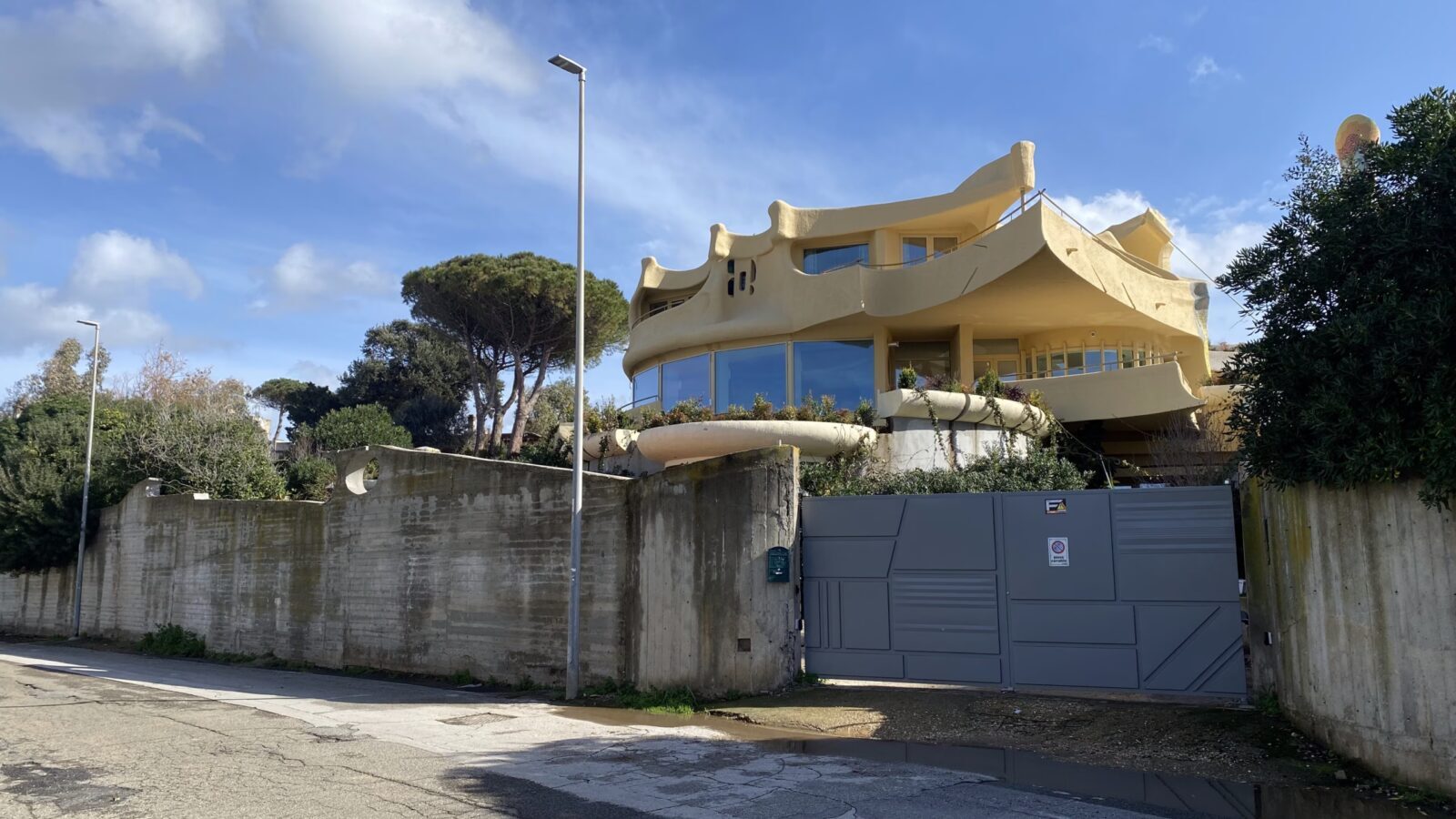 Negoiță respinge acuzațiile privind proprietățile din Italia ale părinților Primarul Sectorului 3, Robert Negoiță, a reacționat public la investigația apărută în presă referitoare la proprietățile părinților săi din Civitavecchia, Italia