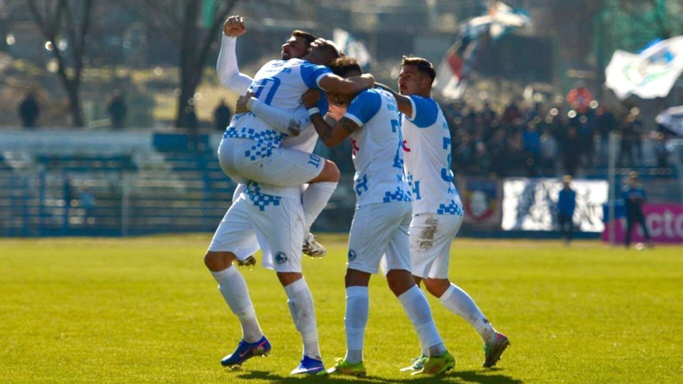 Corvinul egalează dramatic cu Dinamo: Penalty în minutul 90, evită prima înfrângere.