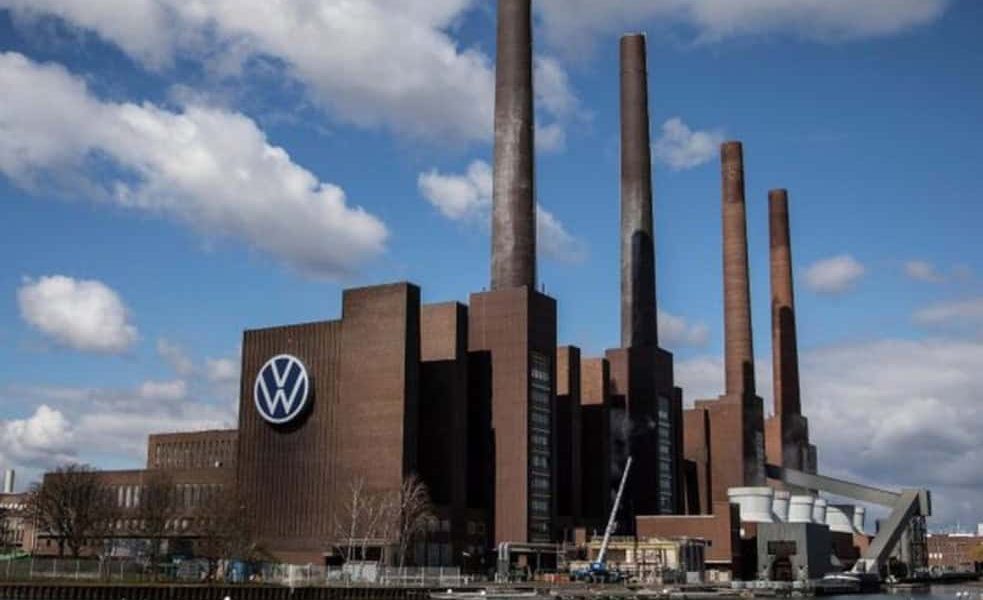 Volkswagen taie 50.000 de locuri de muncă în Germania până în 2030 Producătorul auto german Volkswagen se pregătește pentru o serie de restructurări majore, anunțând eliminarea a aproximativ 50.000 de locuri de muncă în Germania până în 2030