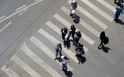 Dispariția conversațiilor spontane: un semn al izolării sociale? Două interacțiuni aparent minore, petrecute într-o singură zi, scot la iveală o realitate îngrijorătoare: dificultatea din ce în ce mai mare de a iniția o conversație cu un necunoscut