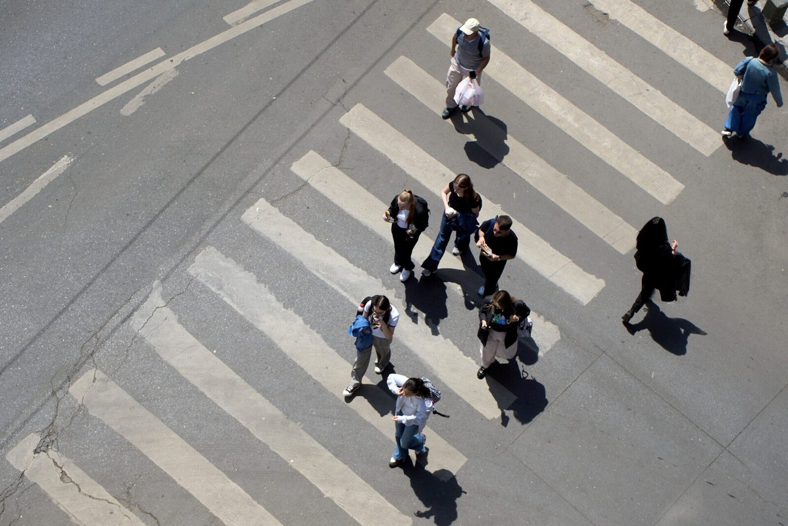 Dispariția conversațiilor spontane: un semn al izolării sociale? Două interacțiuni aparent minore, petrecute într-o singură zi, scot la iveală o realitate îngrijorătoare: dificultatea din ce în ce mai mare de a iniția o conversație cu un necunoscut