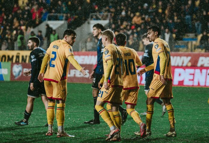 Drumul „tricolorilor” spre Mondiale: Meci crucial cu Turcia în play-off Naționala de fotbal a României se pregătește pentru o lună martie decisivă, cu șansa de a accede la turneul final al Cupei Mondiale din 2026, găzduit de Statele Unite, Mexic și Canada