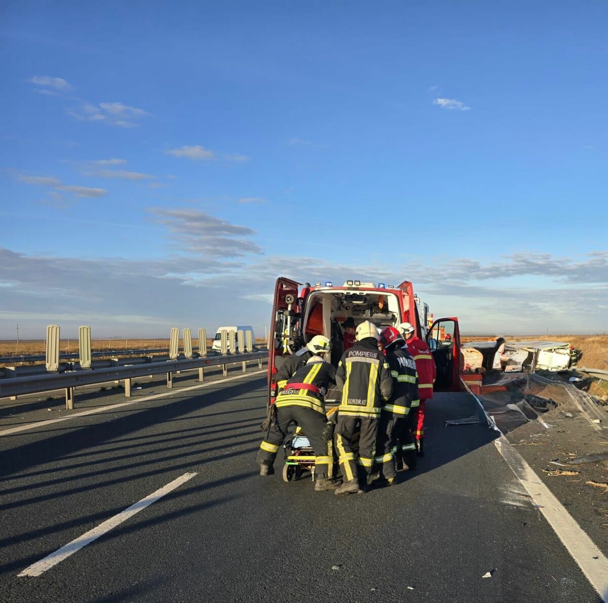 A3, blocată după explozia unei anvelope și răsturnarea unei cisterne Traficul pe Autostrada A3, sensul București – Ploiești, este complet blocat luni, după ce o autocisternă a rămas imobilizată pe carosabil în urma exploziei unei anvelope