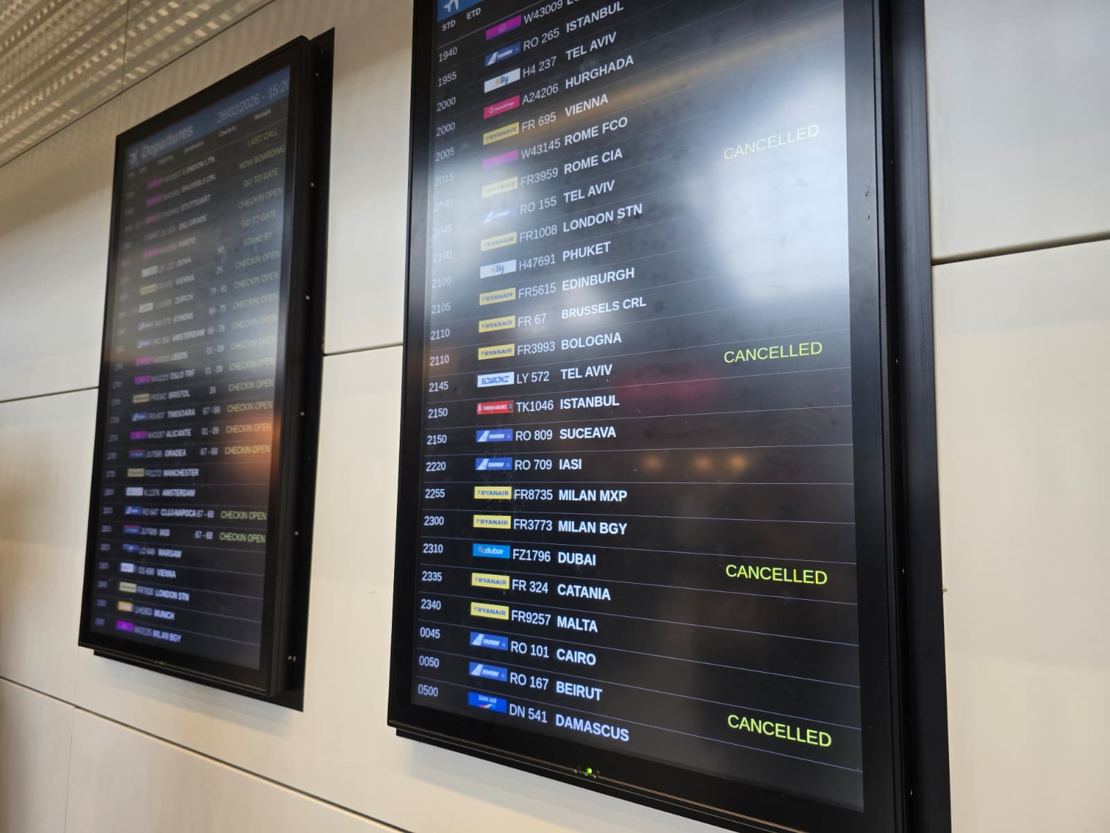 Situația de urgență în Ucraina: MAE activează celula de criză și pregătește repatrierea românilor În plin conflict în Ucraina, Ministerul Afacerilor Externe (MAE) al României a anunțat că a activat celula sa de criză în regim permanent, ca răspuns la escaladarea conflictului și creșterea numărului de români care solicită sprijin consular în zonele afectate