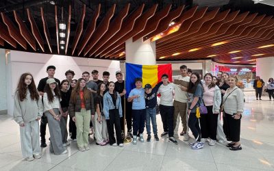 Avionul cu elevii români din Dubai a aterizat la București