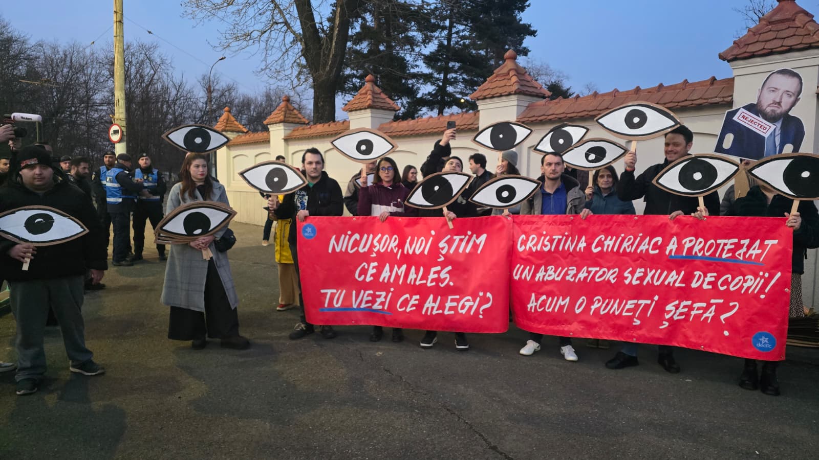 Nicușor Dan, la discuții cu protestatarii: „Nu semna pentru Justiție!”