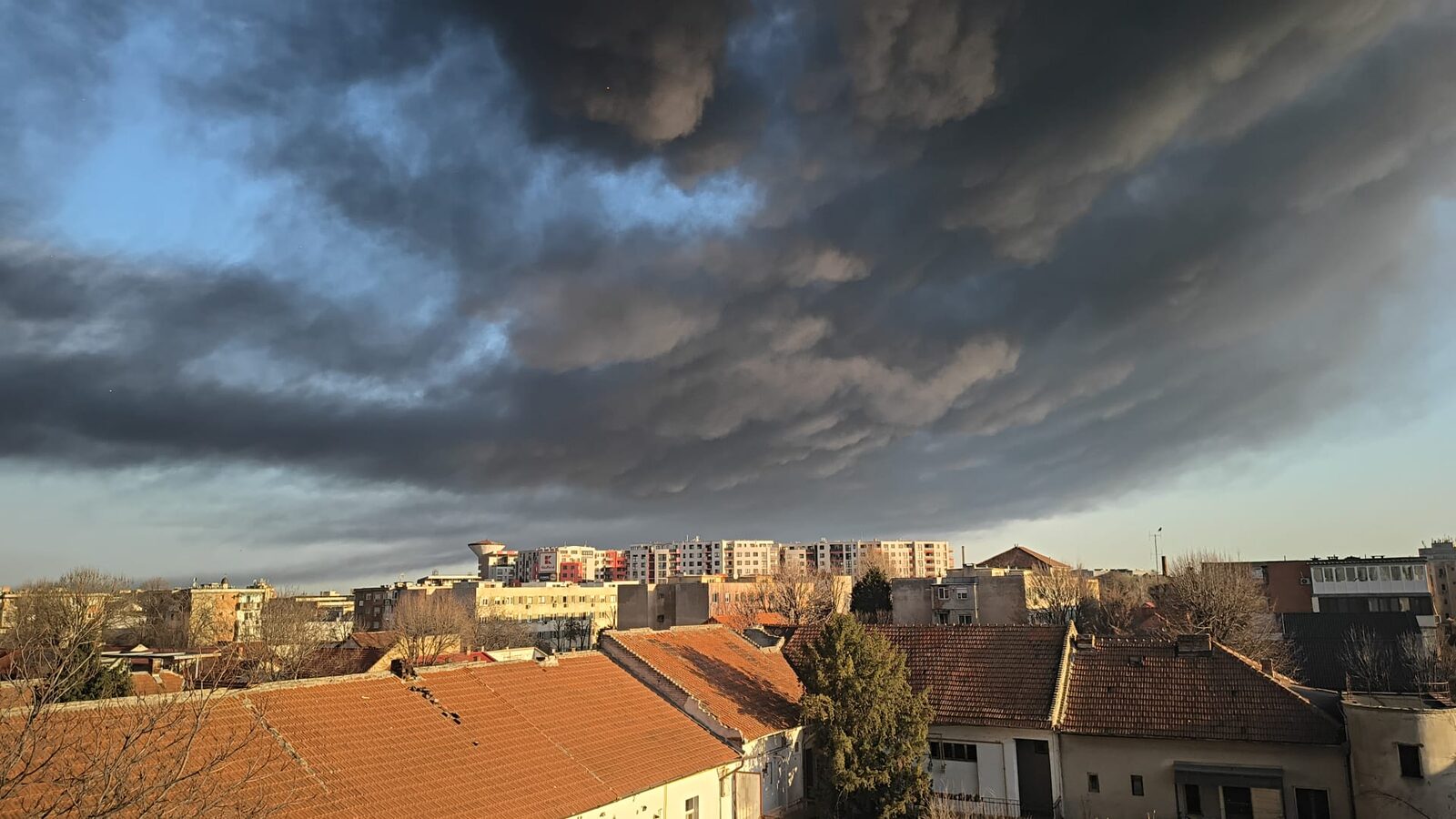 Incendiu puternic la o fabrică de polistiren din arad